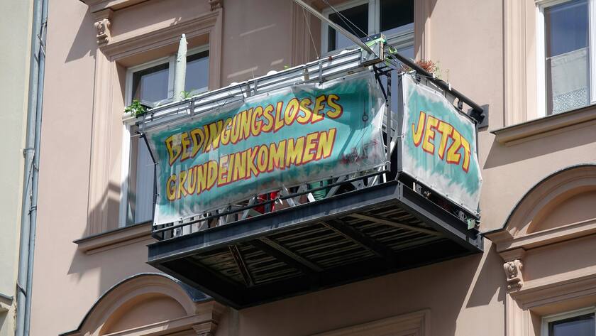 Transparent mit der Aufschrift Bedingungsloses Grundeinkommen.