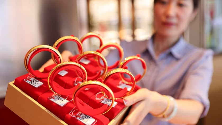 Chinas grösster ETF ist jetzt ein Goldfonds Goldschmuck in einem Juwelierladen in Lianyungang, China.