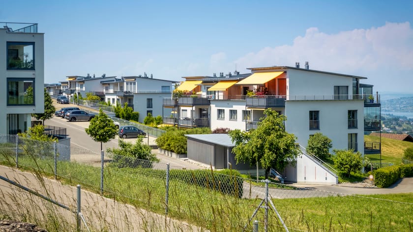 Neuer Vorschlag zu nationaler Erbschaftssteuer bedrängt Schweizer Immobilienbesitzer Wohnquartier in Schindellegi SZ.