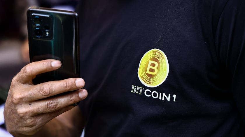 Bitcoin-Händler sehen Anzeichen für eine Abschwächung des Ausverkaufs Ein Mann trägt ein T-Shirt mit dem Logo und der Aufschrift Bitcoin, Sopore, Indien (2023).