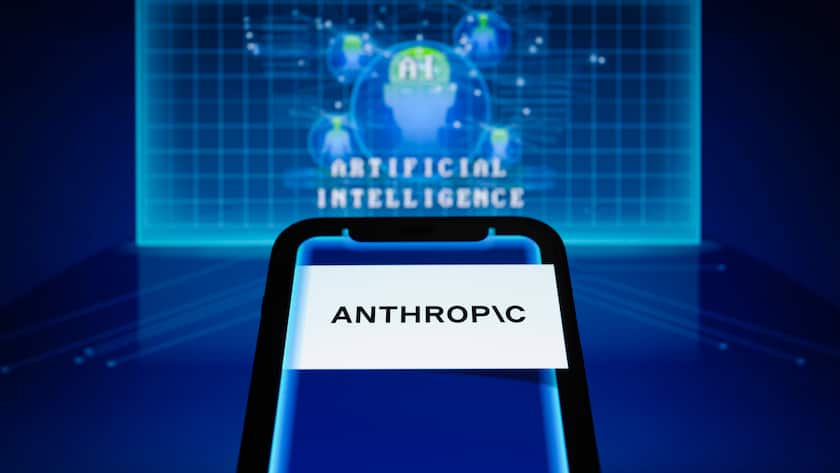 Das Anthropic-Logo wird auf einem Smartphone vor dem Hintergrund einer visuellen Darstellung künstlicher Intelligenz angezeigt.
