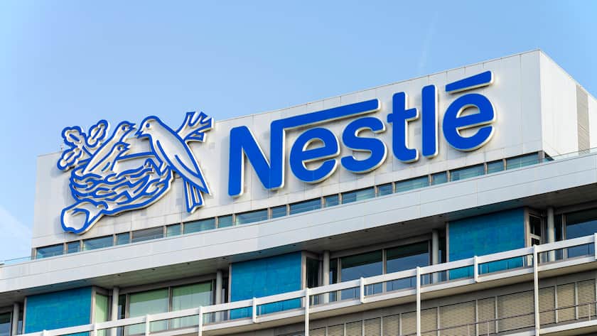 Nestlé übertrifft mit Drittquartalszahlen die Erwartungen deutlich - Aktie zieht vorbörslich an Nestlé-Logo auf der Niederlassung in Frankfurt.