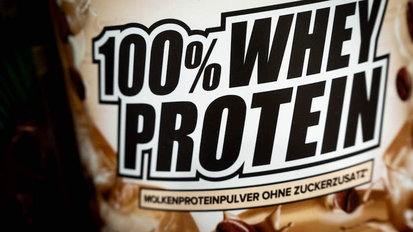 Boom bei Abnehmspritzen befeuert Hunger nach Whey-Protein Nahaufnahme einer Proteinpulver-Verpackung mit der Aufschrift 100% Whey Protein Molkenproteinpulver ohne Zuckerzusatz.