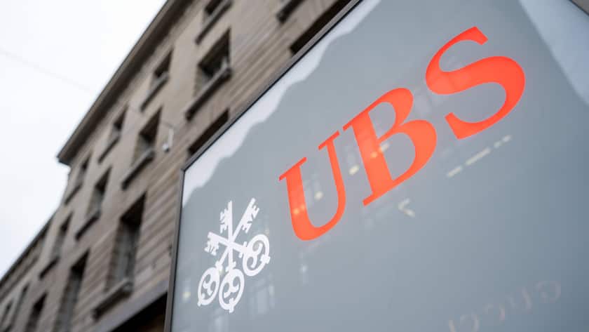 UBS steigert Gewinn und erfüllt Erwartungen - Aktie vorbörslich im Aufwind Logo der UBS an der Bahnhofstrasse in Zürich.