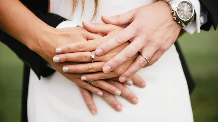 Heiratsstrafe: Mehrheit der cash-Leserschaft ist gegen die Individualbesteuerung Ein Brautpaar präsentiert seine Eheringe