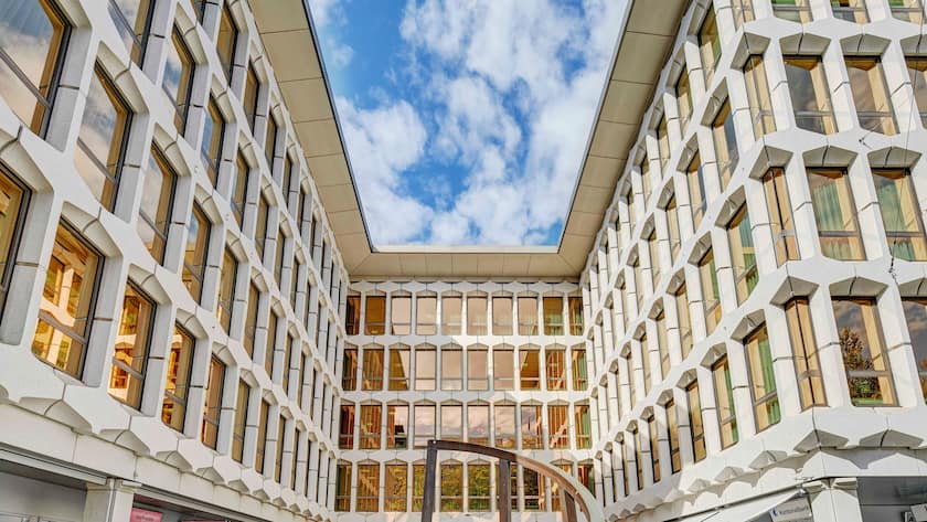 Tech, Industrie oder Banken? Welche Aktien von steigenden Zinsen profitieren Ein Blick in den Innenhof des Hauptsitzes der Luzerner Kantonalbank in Luzern.