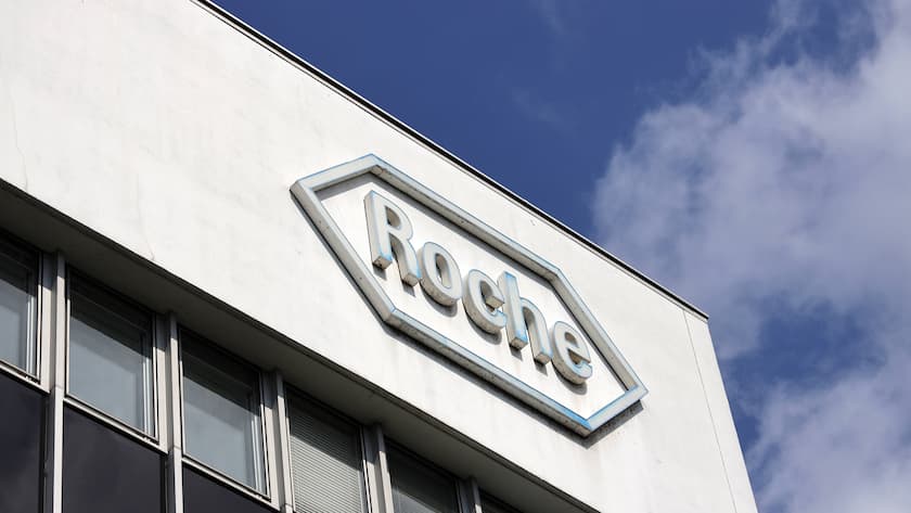 Titel von Roche heben nach doppelter Hochstufung ab - Rekordstand im Blick Firmenlogo von Roche in Basel.