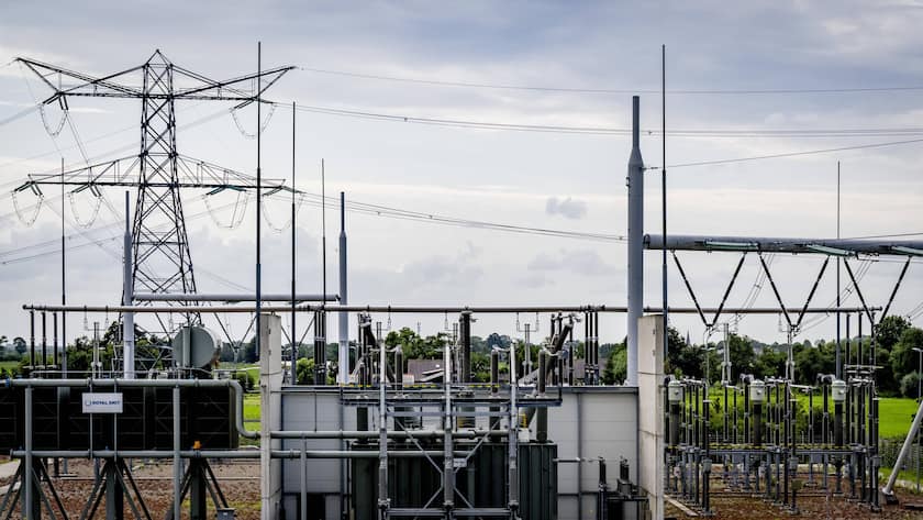 Diese europäischen Energieaktien und ETF bieten sich als Stabilitätsanker für das Portfollio an Hochspannungsmasten stehen in der Landschaft.