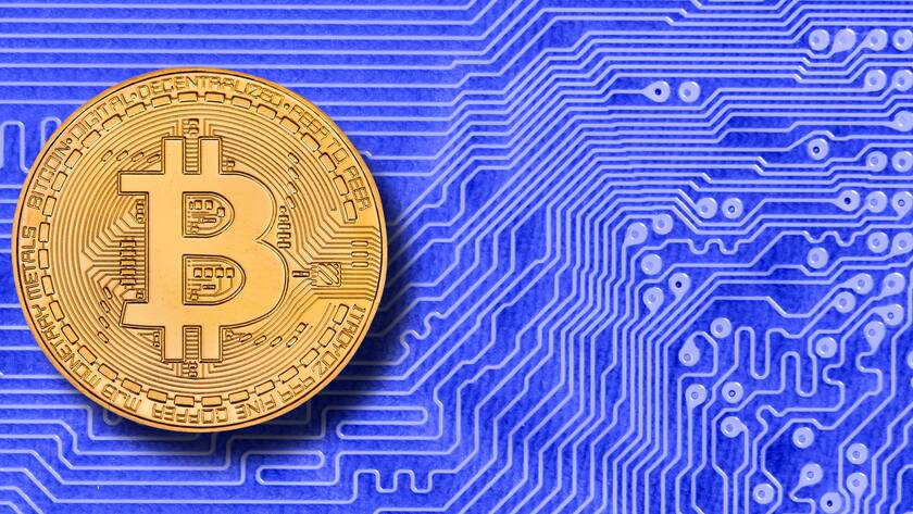 Bitcoin und Co: Höhenflug oder Niedergang? Eine Münze der Kryptowährung Bitcoin liegt auf einem digitalen Netzwerk.