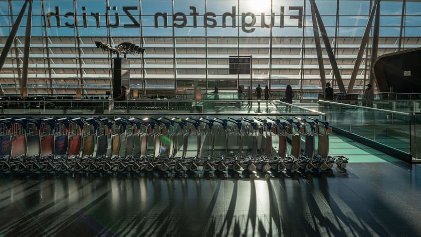 Tief kaufen, lange halten: Sieben gefallene Schweizer Aktien mit Aufholpotenzial Schriftzug am Flughafen Zürich.