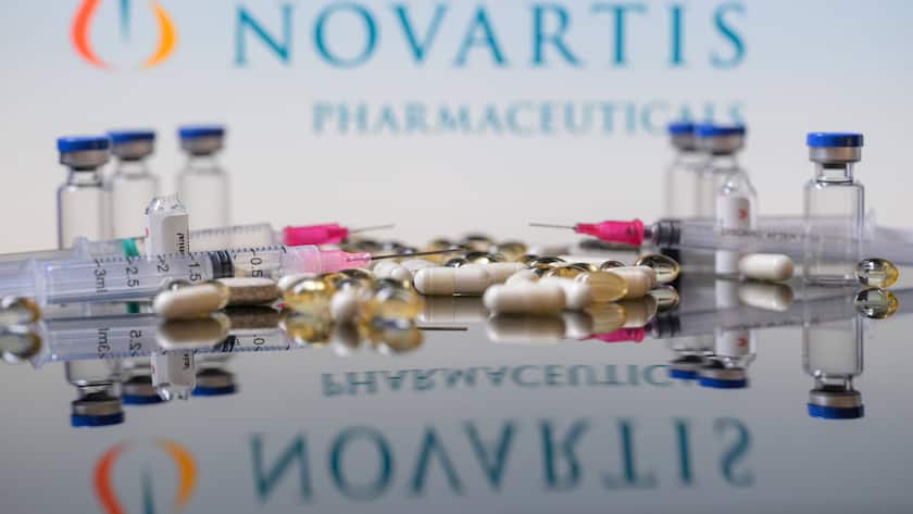 Novartis erhält EU-Zulassung für Cosentyx bei PMR-Krankheit Firmenlogo von Novartis mit Medikamenten.