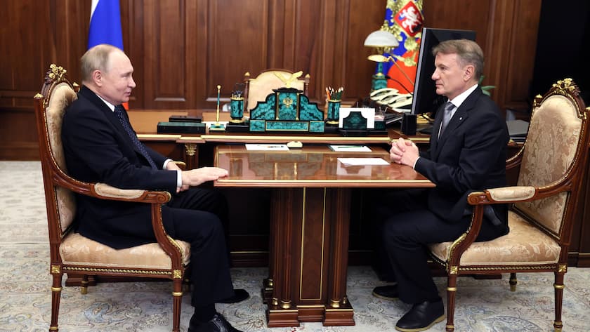 «Explosive Situation»: Russischer Bankenbranche droht laut Geheimdienstbericht Krise wegen Ukraine-Krieg Russlands Präsident Wladimir Putin bei einem Treffen mit Sberbank-CEO German Gref im Kreml in Moskau im Jahr 2023.