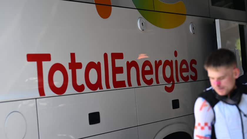 Mit diesen Anlageprodukten auf einen Ausbruch des Ölpreises und der TotalEnergies-Aktie setzen Das Logo von TotalEnergies an einem Bus.