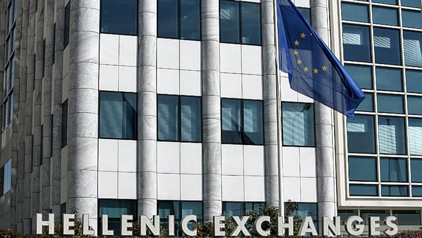 Rückkehr in Europa-Index: Rallye griechischer Bankaktien erhält neuen Schwung Die EU-Flagge weht vor der griechischen Börse in Athen (Feb. 2017).