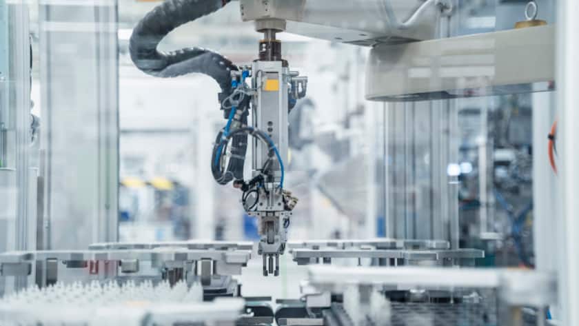 Robotics: Der Schritt in die physische Welt Hightech Robotorarm bei der Behandlung von Proben