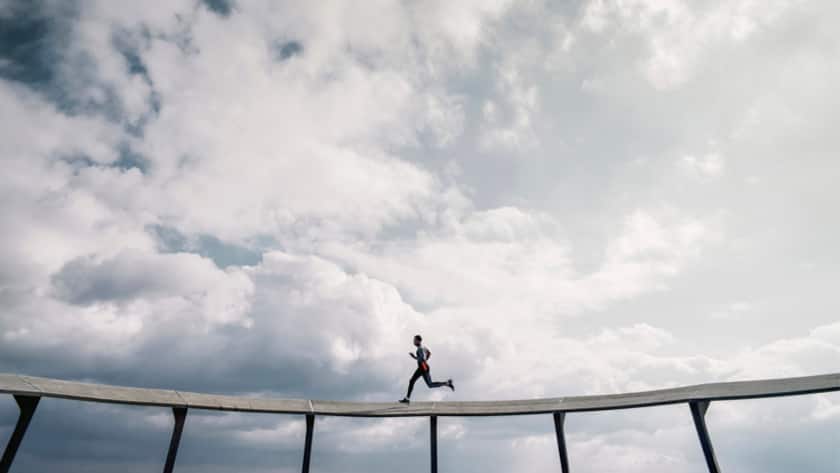 Neue Fed: Ist Ihre Ertragsstrategie optimal abgestimmt? Stock Photo of Strong Healthy Male Athlete Running on Elevated Track
