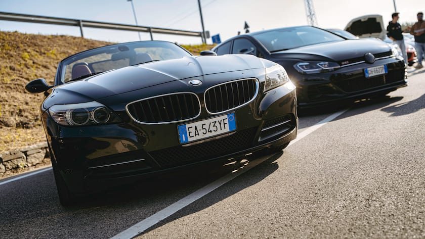 «BMW versteht, dass die Lösung nicht schlichtes Sparen ist» Ein BMW und ein VW parken bei Rom, Italien.