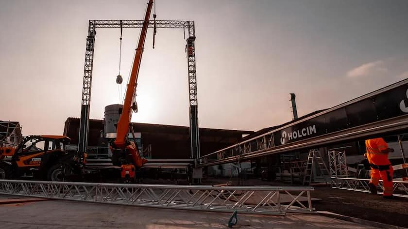 Im Fokus: Kehrt diese Schweizer Bau-Aktie am Montag nach dem 5-Prozent-Rücksetzer in die Gewinnzone zurück? Holcim druckt mit 3D-Betondruck in Marbach SG ein Haus.