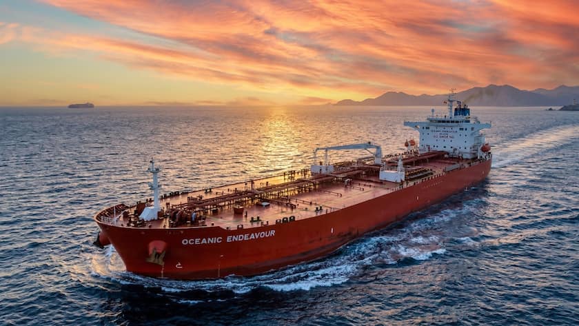 Öl-Schock trifft Märkte: Strategien für Anleger Öltransporte geraten zunehmend unter Druck aufgrund der geopolitischen Lage.