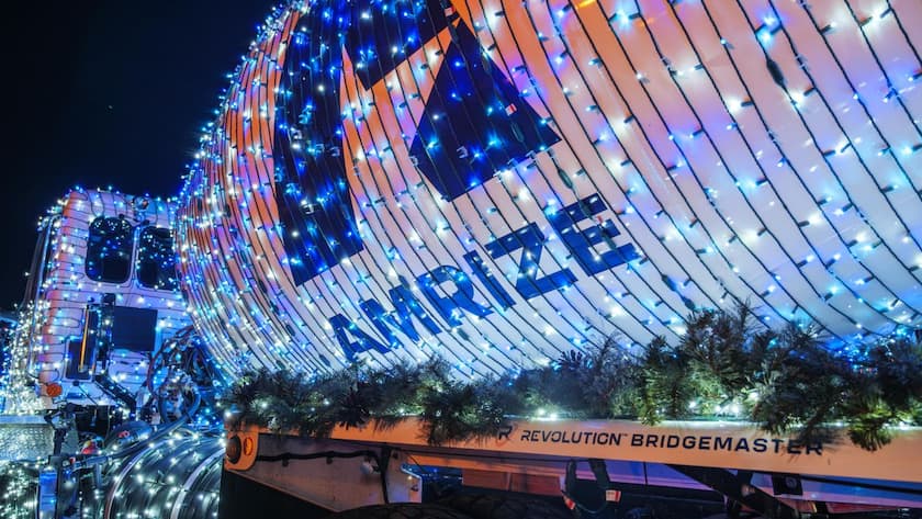Zweitschlechteste SMI-Aktie der Woche: Der Fall geht immer tiefer Ein Fahrzeug von Amrize verziert mit Lichterketten.