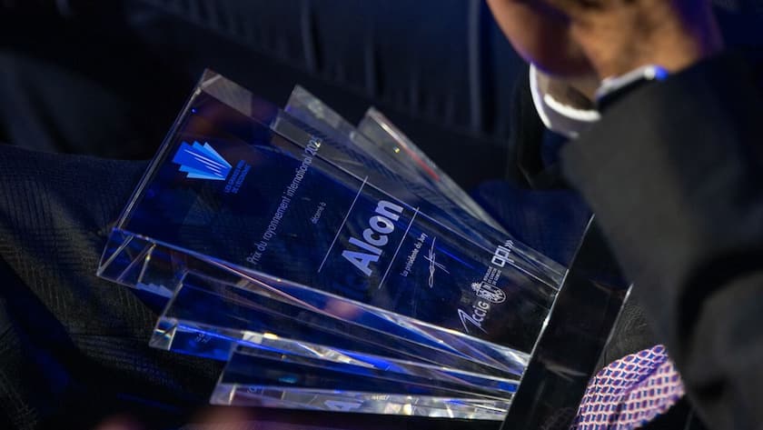 Börsen-Ticker: SMI vorbörslich tiefer gestellt – Galderma, Nestlé und Roche nach Quartalszahlen höher erwartet – Alcon mit grössten Verlusten – Halbleiter-Titel unter Druck Preisverleihung des Prix du Rayonnement International im September 2025 in Genf.