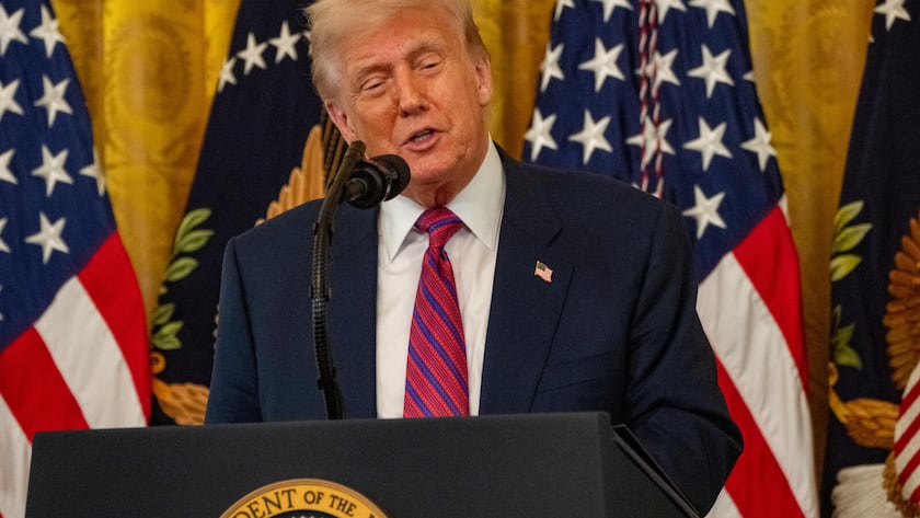 Börsenwetten auf Trumps Politik wecken Argwohn bei Experten President Trump signs the GENIUS cryptocurrency bill at the White House on July 18, 2025. (Photo by Andrew Leyden/NurPhoto)