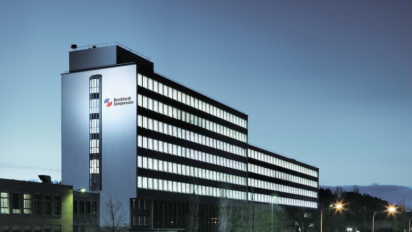 Anleger blicken in der neuen Börsenwoche gespannt auf den Nahen Osten und den KI-Boom Foto des Bürogebäudes von Burckhardt Compression mit Haupteingang, aufgenommen bei Nacht