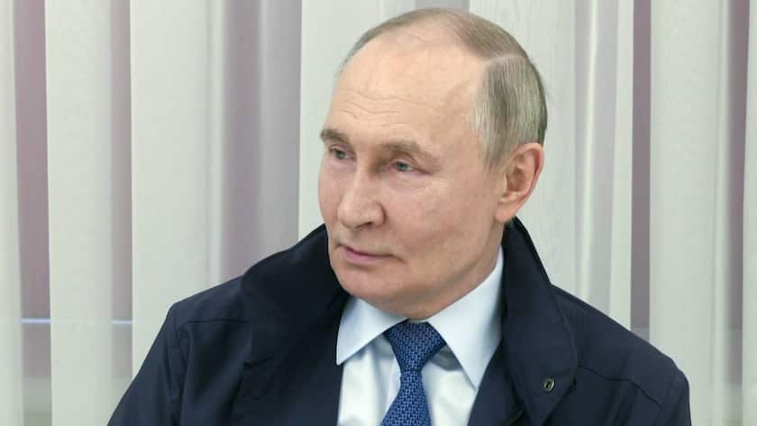 Putin sieht Ukraine-Krieg dem Ende zugehen und will Vermittler Gerhard Schröder Der russische Präsident Wladimir Putin trifft mit Vertretern von Freiwilligenorganisationen in der Region Kursk, Russland, zusammen (Videobild, 21. Mai 2025).