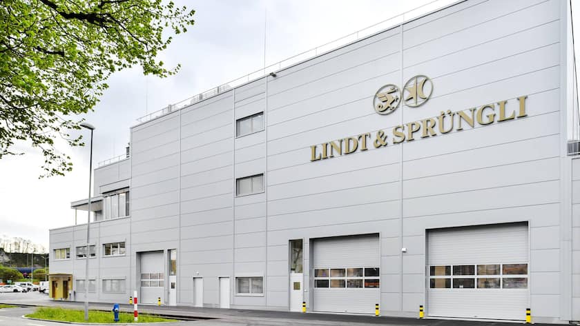 Börsen-Ticker: SMI schliesst mit Verlusten – Lindt-Aktien stürzen nach Umsatzwarnung ab – Julius Bär erreicht Rekordhoch – Tech-Werte gefragt Ein Produktionsstandort von Lindt&Sprüngli.