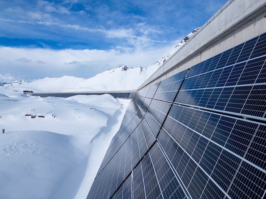 Grösste alpine Solaranlage der Schweiz: die Muttsee-Staumauer im Kanton Glarus.
